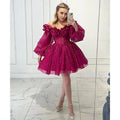 Vestido corto de fiesta fucsia, corte en A, sin tirantes, manga larga y brillante. 