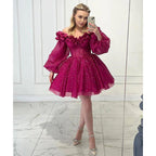 Vestido corto de fiesta fucsia, corte en A, sin tirantes, manga larga y brillante. 