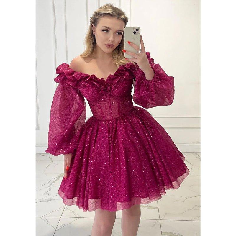 Vestido corto de fiesta fucsia, corte en A, sin tirantes, manga larga y brillante. 