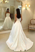 Vestido de novia corte A, sin tirantes, espalda descubierta, satén color marfil con bolsillos WD395