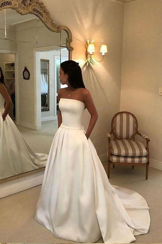 Vestido de novia corte A, sin tirantes, espalda descubierta, satén color marfil con bolsillos WD395