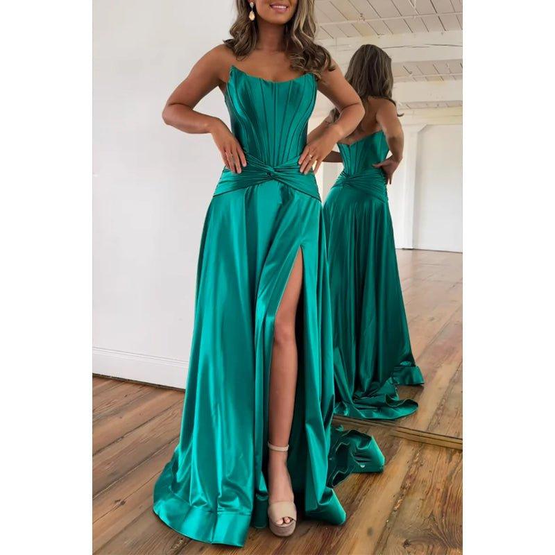 Vestido de noche largo de satén con pliegues, corte en A, sin tirantes y con abertura alta.