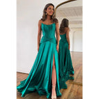 Vestido de noche largo de satén con pliegues, corte en A, sin tirantes y con abertura alta.