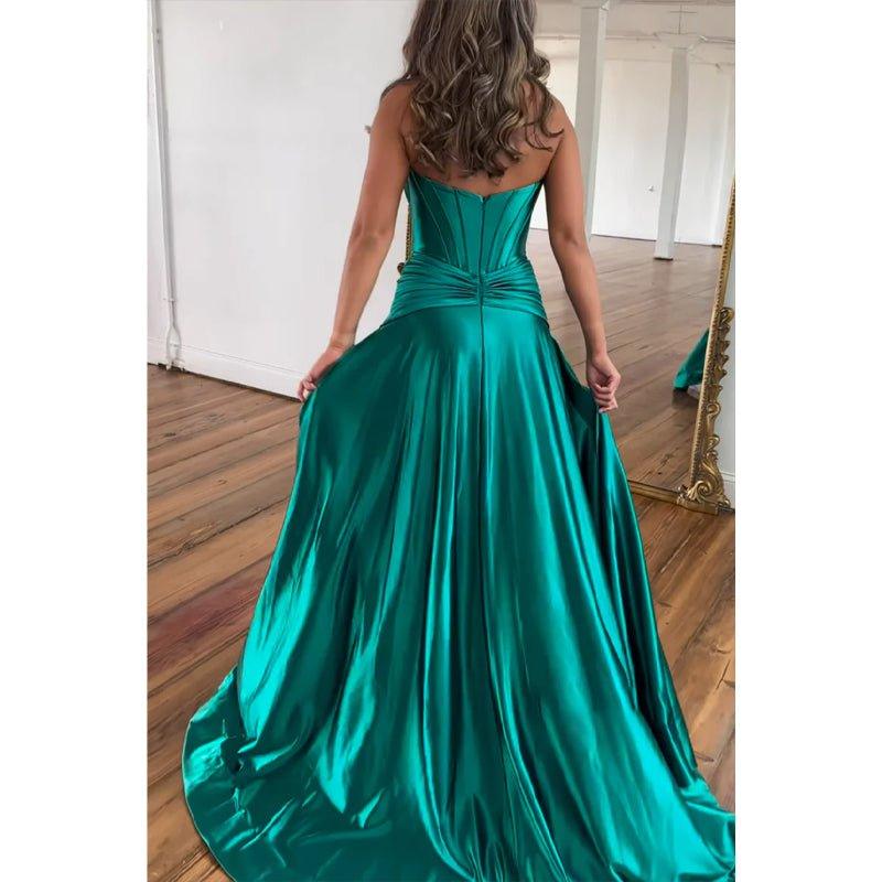 Vestido de noche largo de satén con pliegues, corte en A, sin tirantes y con abertura alta.