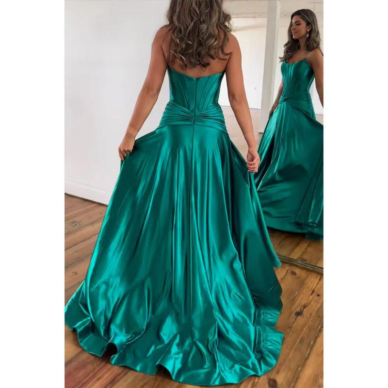 Vestido de noche largo de satén con pliegues, corte en A, sin tirantes y con abertura alta.