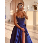 Vestido largo de fiesta formal de satén sin tirantes, corte en A, con cuentas y abertura