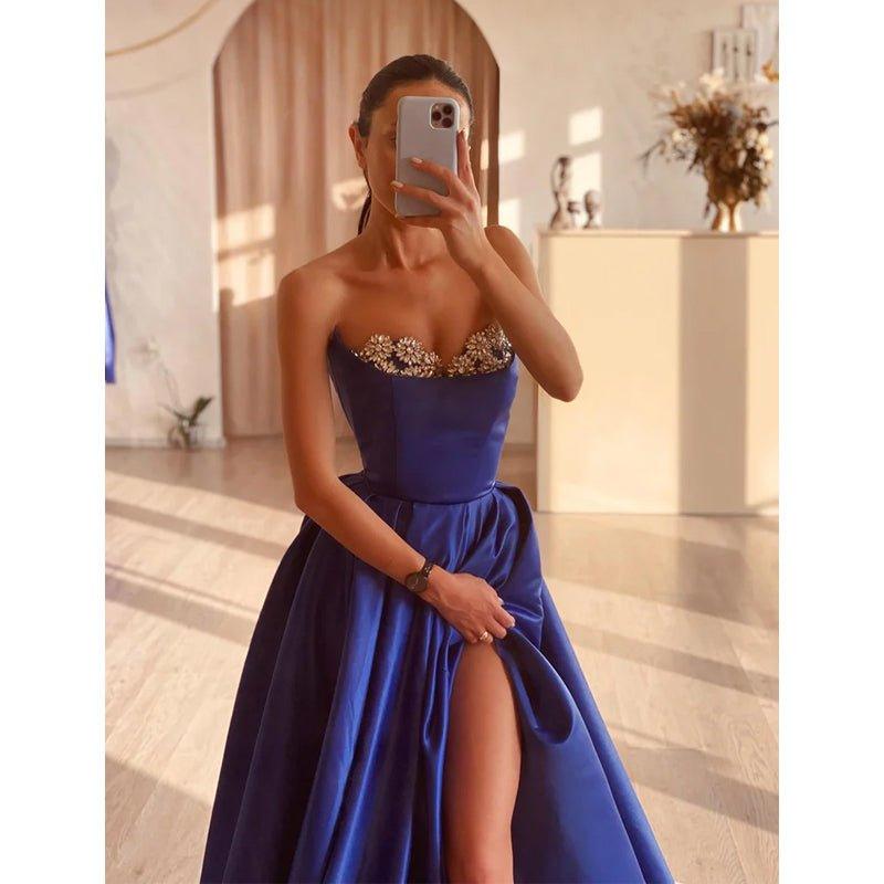 Vestido largo de fiesta formal de satén sin tirantes, corte en A, con cuentas y abertura