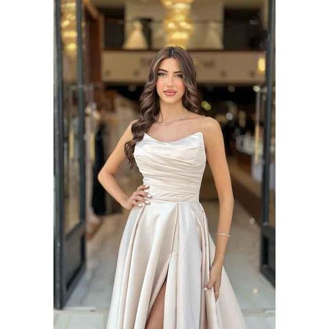 Vestido largo de fiesta de satén plisado sin tirantes, corte en A, con abertura