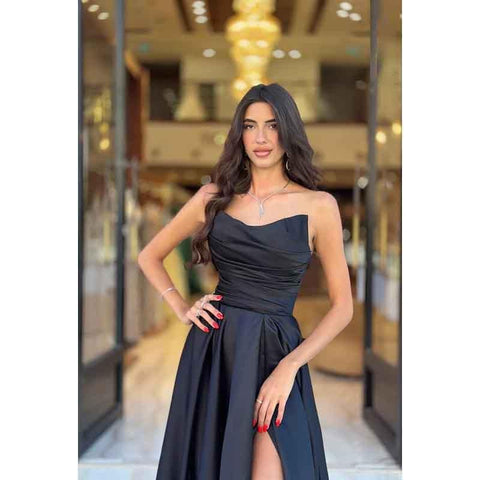 Vestido largo de fiesta de satén plisado sin tirantes, corte en A, con abertura