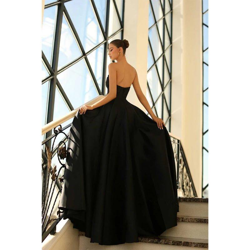 Vestido largo de fiesta formal de satén sin tirantes, corte en A, con pliegues y bolsillos. 