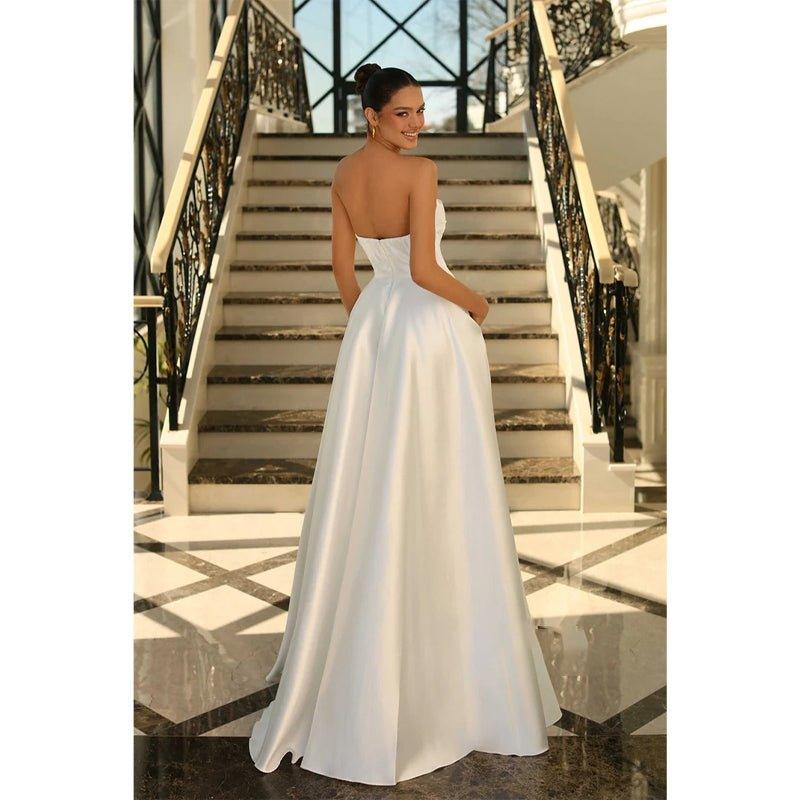 Vestido largo de fiesta formal de satén sin tirantes, corte en A, con pliegues y bolsillos. 
