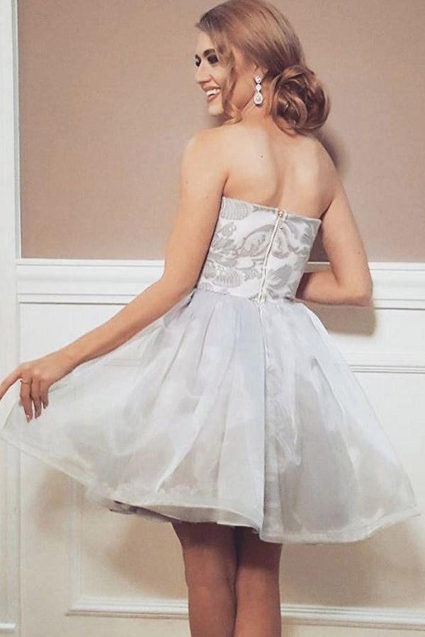 Vestido corto de organza sin tirantes de corte evasé con apliques para fiesta de bienvenida