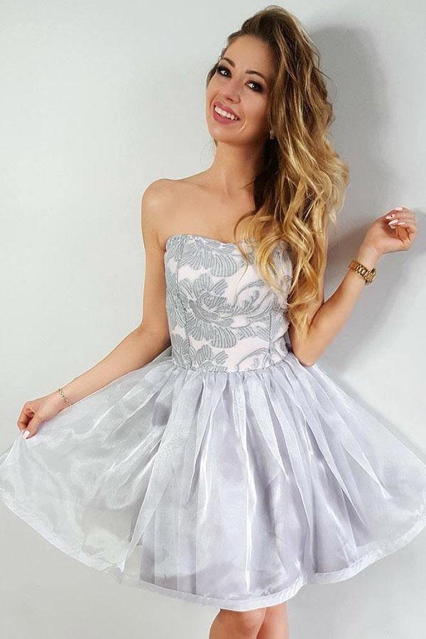 Vestido corto de organza sin tirantes de corte evasé con apliques para fiesta de bienvenida