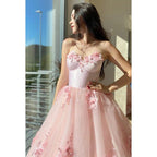Vestido de fiesta formal de noche sin tirantes, corte en A, con apliques de tul y sin mangas.