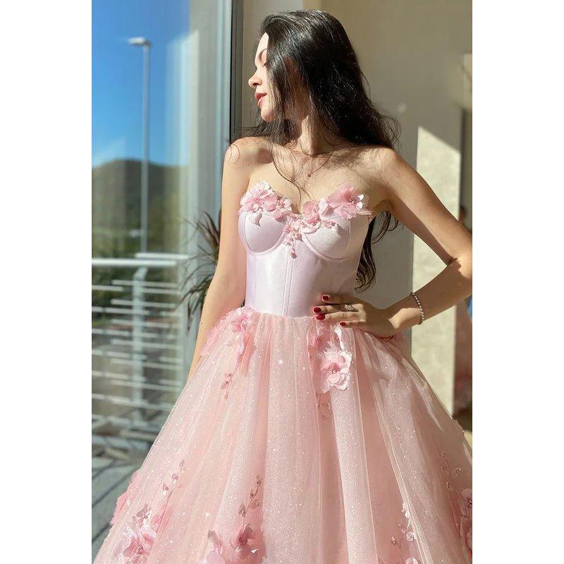 Vestido de fiesta formal de noche sin tirantes, corte en A, con apliques de tul y sin mangas.