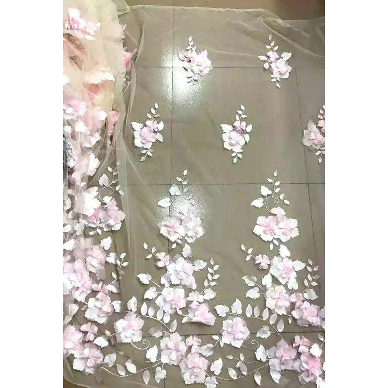 Vestido de fiesta formal de noche sin tirantes, corte en A, con apliques de tul y sin mangas.
