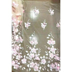 Vestido de fiesta formal de noche sin tirantes, corte en A, con apliques de tul y sin mangas.