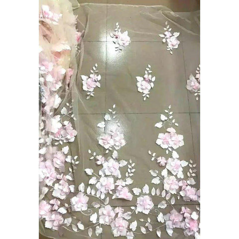 Vestido de fiesta formal de noche sin tirantes, corte en A, con apliques de tul y sin mangas.