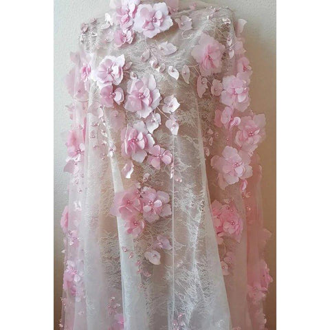 Vestido de fiesta formal de noche sin tirantes, corte en A, con apliques de tul y sin mangas.