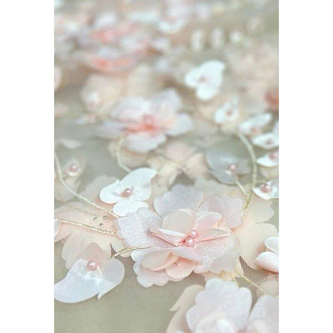 Vestido de fiesta formal de noche sin tirantes, corte en A, con apliques de tul y sin mangas.