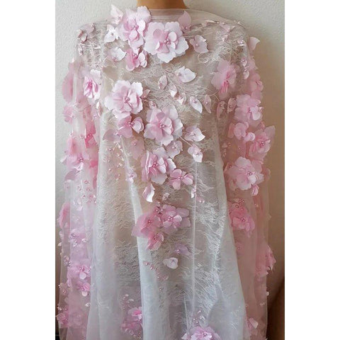 Vestido de fiesta formal de noche sin tirantes, corte en A, con apliques de tul y sin mangas.