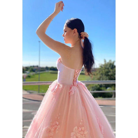 Vestido de fiesta formal de noche sin tirantes, corte en A, con apliques de tul y sin mangas.