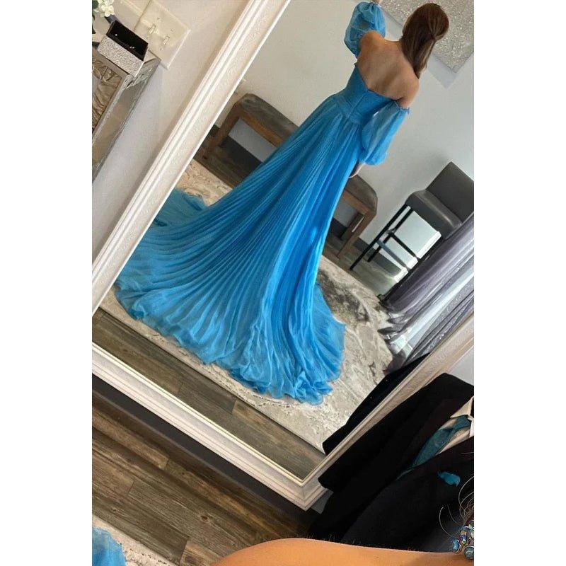 Vestido formal de corte A, sin tirantes, de tul, con espalda descubierta y mangas tres cuartos.