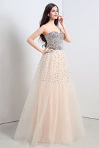 Vestido de fiesta de tul sin tirantes de corte A con lentejuelas