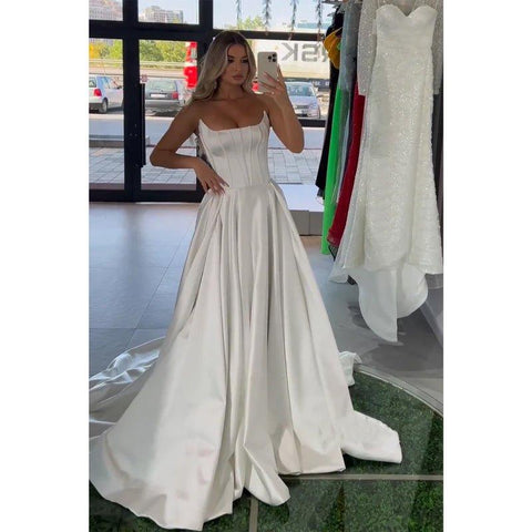 Vestido largo de fiesta blanco satinado sin tirantes, corte en A, con cola 