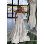Vestido largo de fiesta blanco satinado sin tirantes, corte en A, con cola 