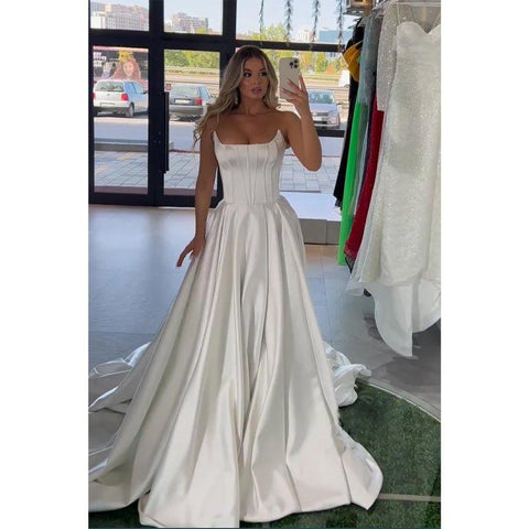 Vestido largo de fiesta blanco satinado sin tirantes, corte en A, con cola 