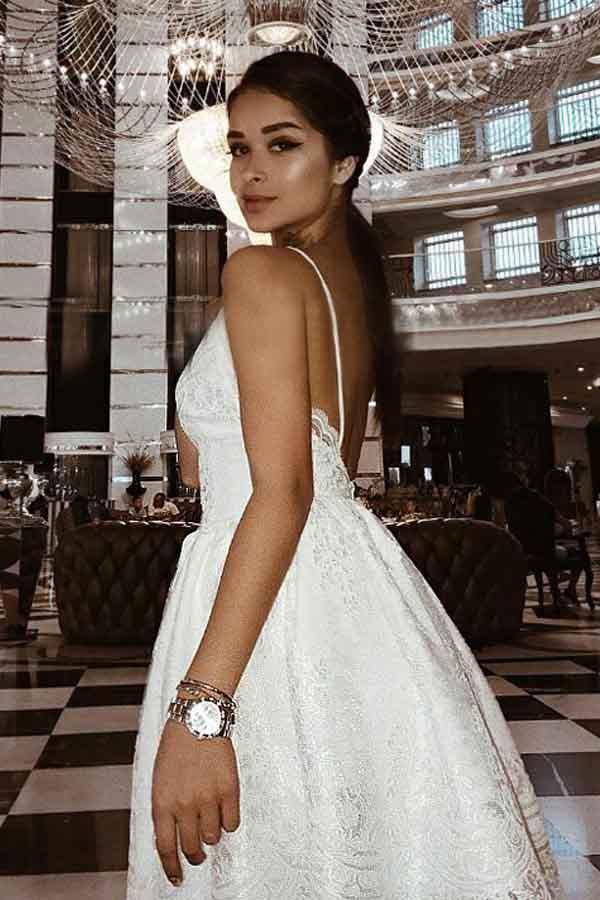 Vestido de fiesta blanco de encaje con tirantes, espalda descubierta y corte en A, con apliques.