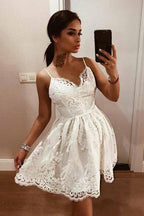 Vestido de fiesta blanco de encaje con tirantes, espalda descubierta y corte en A, con apliques.
