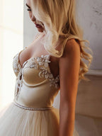 Vestido de novia largo hasta el suelo con tirantes, corte en A y pedrería. Vestido largo de fiesta.