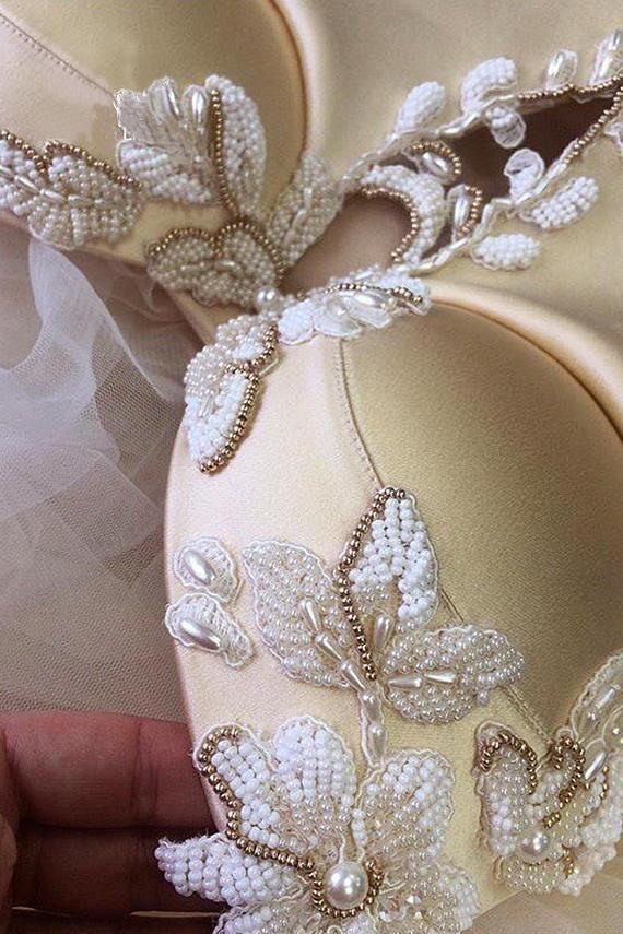 Vestido de novia largo hasta el suelo con tirantes, corte en A y pedrería. Vestido largo de fiesta.
