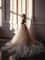 Vestido de novia largo hasta el suelo con tirantes, corte en A y pedrería. Vestido largo de fiesta.
