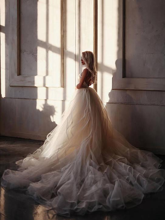 Vestido de novia largo hasta el suelo con tirantes, corte en A y pedrería. Vestido largo de fiesta.