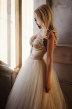 Vestido de novia largo hasta el suelo con tirantes, corte en A y pedrería. Vestido largo de fiesta.