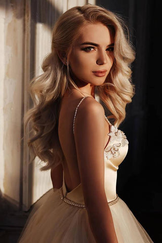 Vestido de novia largo hasta el suelo con tirantes, corte en A y pedrería. Vestido largo de fiesta.