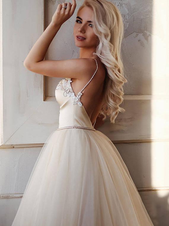 Vestido de novia largo hasta el suelo con tirantes, corte en A y pedrería. Vestido largo de fiesta.