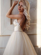 Vestido de novia largo hasta el suelo con tirantes, corte en A y pedrería. Vestido largo de fiesta.