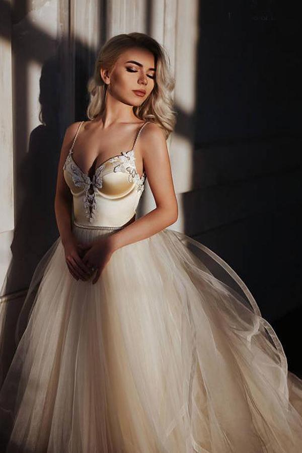 Vestido de novia largo hasta el suelo con tirantes, corte en A y pedrería. Vestido largo de fiesta.