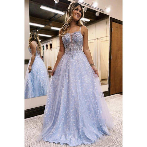 Vestido largo de fiesta con tirantes en línea A, apliques lilas y efecto ilusión.