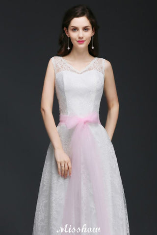 Vestido de novia blanco de corte A con tirantes y lazo.