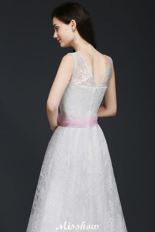 Vestido de novia blanco de corte A con tirantes y lazo.