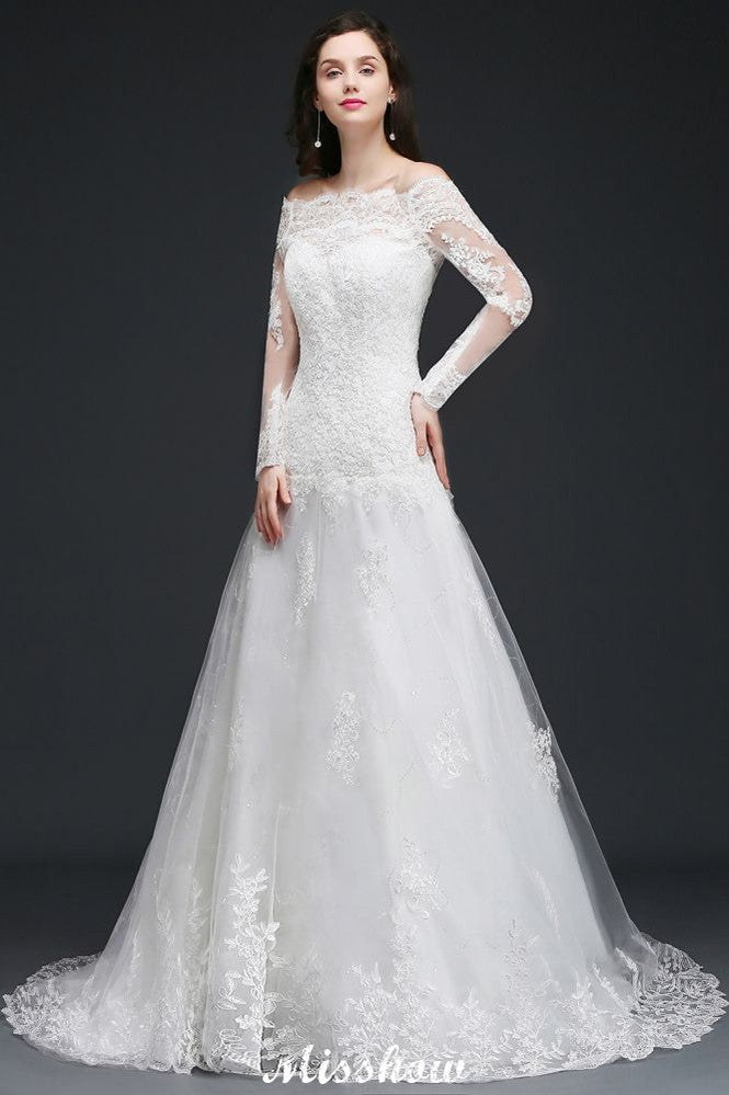 Vestido de novia color marfil, corte en A, con cola de barrido y encaje.
