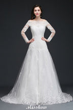 Vestido de novia color marfil, corte en A, con cola de barrido y encaje.