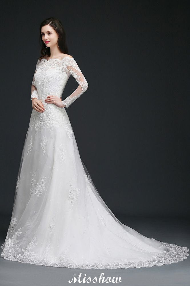 Vestido de novia color marfil, corte en A, con cola de barrido y encaje.