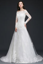 Vestido de novia color marfil, corte en A, con cola de barrido y encaje.