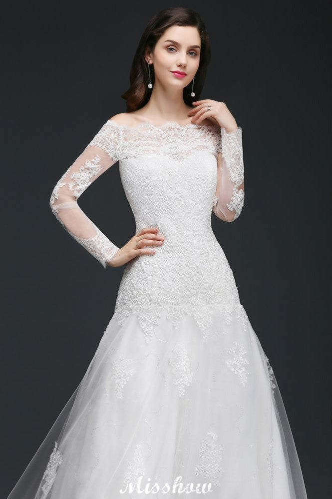 Vestido de novia color marfil, corte en A, con cola de barrido y encaje.